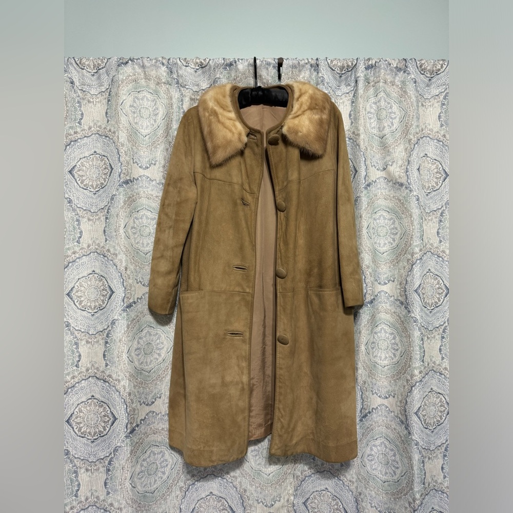 Tan suede stroller with pearl collar